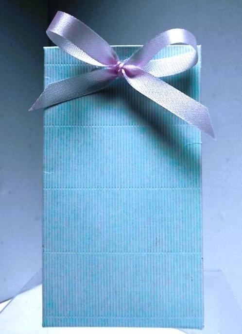 Bedankje Blauw hoog geribbeld doosje - 25 stuks voor 5€, Kinderen en Baby's, Kraamcadeaus en Geboorteborden, Nieuw, Kraamcadeau