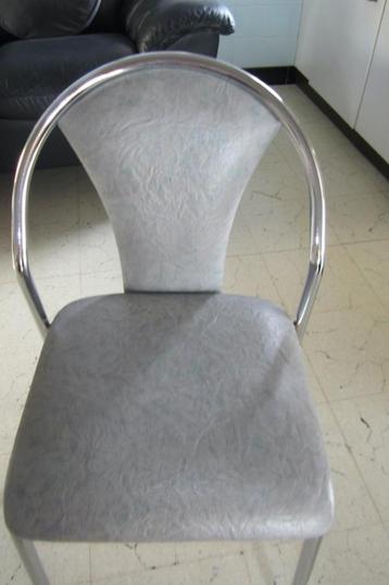 4 stoelen  beschikbaar voor biedingen