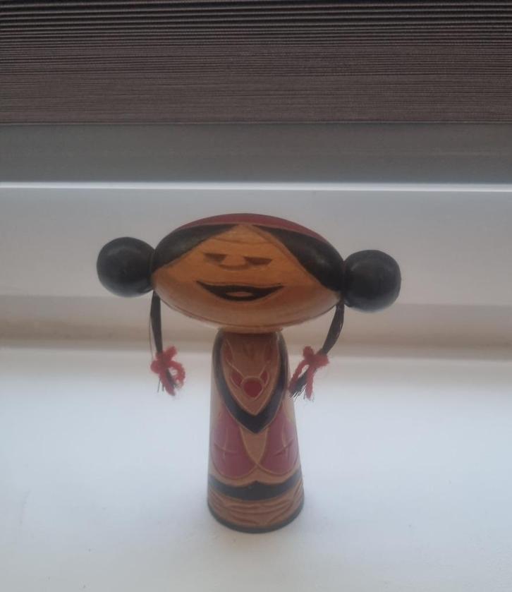 Mooie Ainu Kokeshi, Antiek en Kunst, Kunst | Beelden en Houtsnijwerken, Verzenden