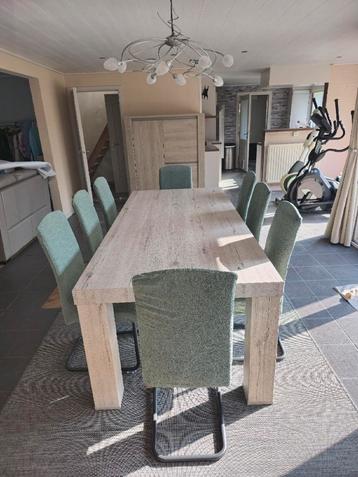 Eettafel, dressoir, barkast en zetel beschikbaar voor biedingen