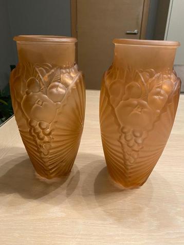 Jolie paire de vases en verre moulé rose, décor fruits en re beschikbaar voor biedingen