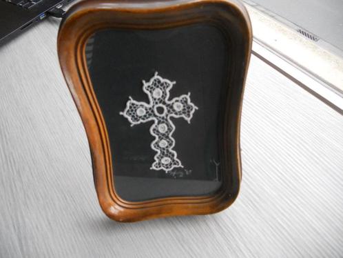 kruisbeeld in zeldzame Olsense naaldkant met kader, Antiek en Kunst, Antiek | Religieuze voorwerpen, Verzenden