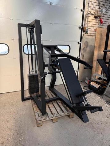 Gym 80 Incline Chestpress / Brustpresse / Chest Press Black beschikbaar voor biedingen
