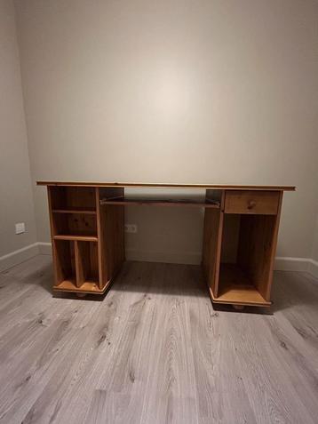 Bureau, grenen beschikbaar voor biedingen