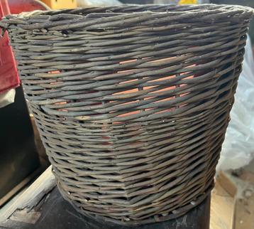 Rieten gevlochten bloempot beschikbaar voor biedingen