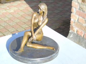 statue femme nue assise en bronze , signé . disponible aux enchères