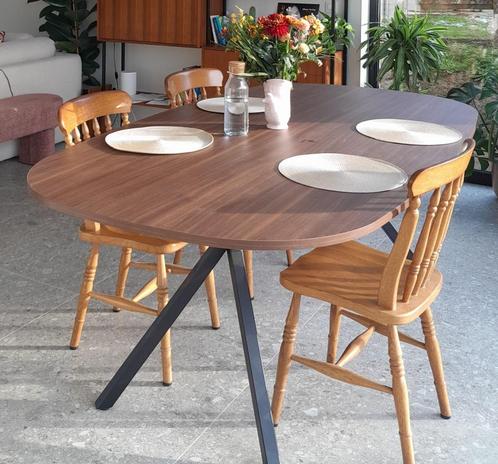 Walnoot eettafel met zwarte poten, Huis en Inrichting, Tafels | Eettafels, Zo goed als nieuw, 100 tot 150 cm, 200 cm of meer, Vijf personen of meer