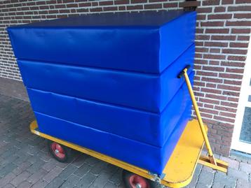 Kleine valmat, turnmat met waterdichte bekleding 2 x 1 meter beschikbaar voor biedingen
