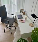 IKEA micke bureau and een bureau stoel, Huis en Inrichting, Bureaus, Ophalen of Verzenden, Zo goed als nieuw, Bureau