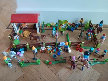 Playmobil paarden. ruiters en stal beschikbaar voor biedingen