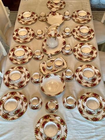 Royal Albert 69 pieces  Old country Roses 12 personnes