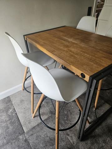 Industriele tafel met hoge stoelen beschikbaar voor biedingen