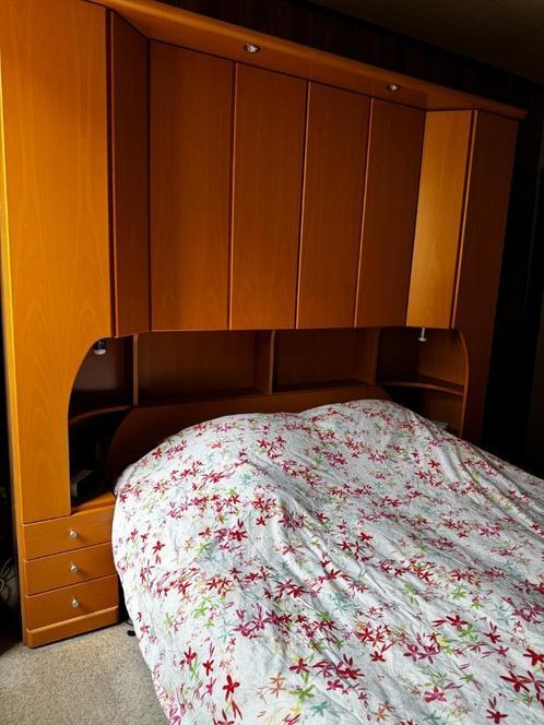 Slaapkamer met bovenbouw en commode en elektrische lattenbo, Huis en Inrichting, Slaapkamer | Complete slaapkamers, Zo goed als nieuw