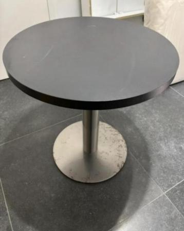 Ronde tafel, bar, lounge, café, professioneel kantoor beschikbaar voor biedingen