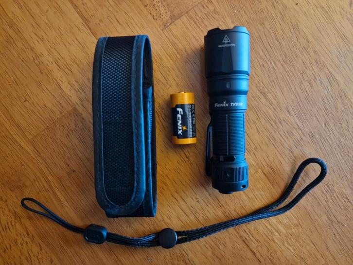 Fenix TK05R tactische lamp, Caravanes & Camping, Lampes de poche, Accumulateur, Enlèvement ou Envoi