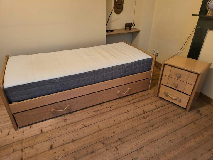 Lit et table de chevet, Maison & Meubles, Chambre à coucher | Chambres à coucher complètes, Utilisé, Enlèvement