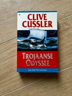 Clive Cussler - Trojaanse Odyssee, Livres, Thrillers, Comme neuf, Enlèvement ou Envoi