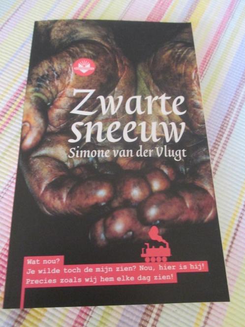 Zwarte sneeuw - Simone van der Vlugt, Boeken, Kinderboeken | Jeugd | 13 jaar en ouder, Zo goed als nieuw, Ophalen of Verzenden