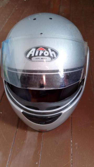 Helm te koop met verstelbaar mondstuk  40€ beschikbaar voor biedingen