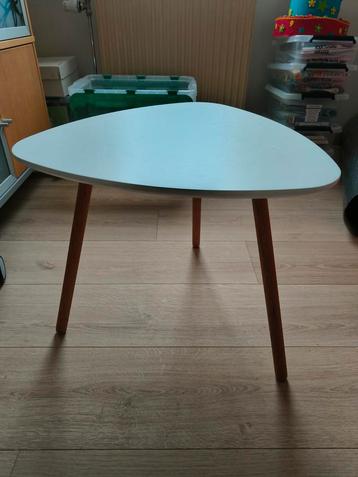 Bijzettafeltje beschikbaar voor biedingen