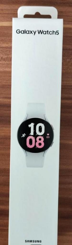 Samsung Galaxy Watch 5 Zilver 44mm (Nieuw), Handtassen en Accessoires, Smartwatches, Nieuw, Android, Zilver, Afstand, Calorieverbanding
