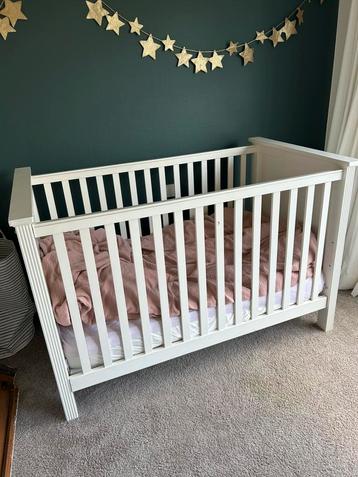 Babybedje - ligt super aangenaam maar matras gescheurd  beschikbaar voor biedingen