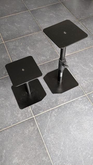 Twee Monitor Tafel statieven  beschikbaar voor biedingen