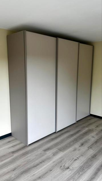 Kleerkast beschikbaar voor biedingen