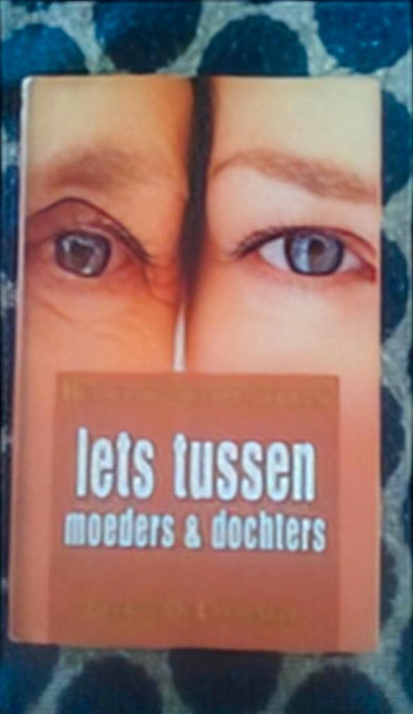 Boek - Iets tussen moeders & dochters -> 3€, Boeken, Psychologie, Zo goed als nieuw, Ontwikkelingspsychologie, Ophalen