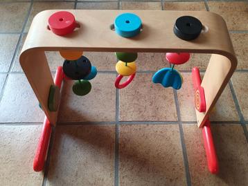 Houten babygym met veel kleur beschikbaar voor biedingen