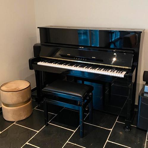 Yamaha U1: akoestische buffetpiano in zwart hoogglans, Musique & Instruments, Pianos, Utilisé, Piano, Noir, Brillant, Enlèvement