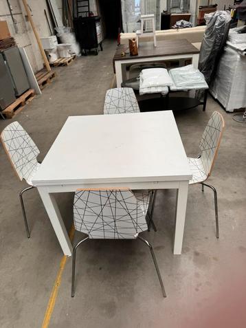 Table et 4 chaises  beschikbaar voor biedingen