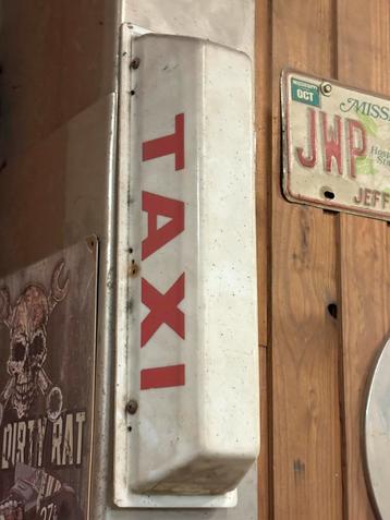 Taxi lichtbak magnetisch beschikbaar voor biedingen