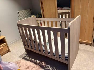 Baby-meegroeibed met matras beschikbaar voor biedingen