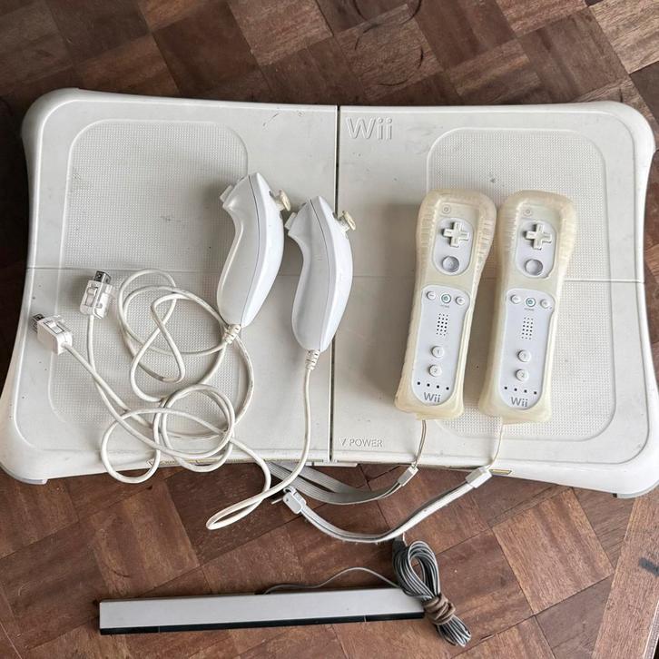 Nintendo Wii-set — accessoires, Games en Spelcomputers, Spelcomputers | Nintendo Wii, Gebruikt, Met 3 controllers of meer, Met Balance Board