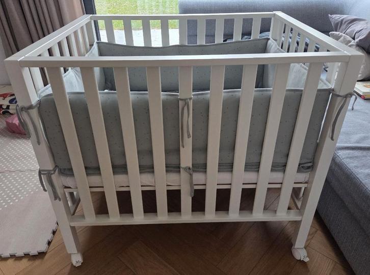 Coffre de parc Childhome en bois blanc avec roulettes, Enfants & Bébés, Parcs, Comme neuf, Rectangulaire, Réglable en hauteur