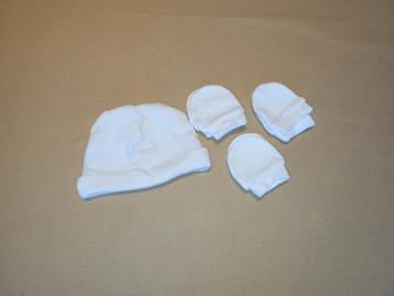 Baby mutsje en 3 paar anti krab wantjes newborn beschikbaar voor biedingen