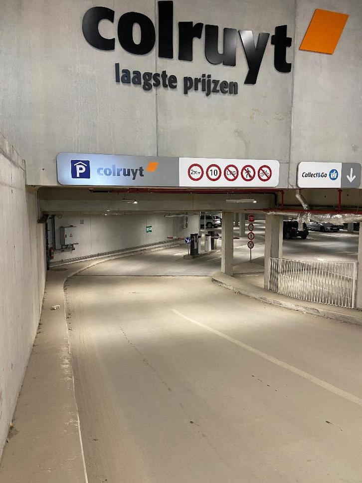 TE HUUR - OVERDEKTE AUTOSTAANPLAATS NIVEAU -1, Autos : Divers, Garages