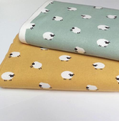 61112) 140x50cm katoenen flanel schapen geel / oudgroen, Hobby en Vrije tijd, Stoffen en Lappen, Nieuw, Katoen, 120 cm of meer
