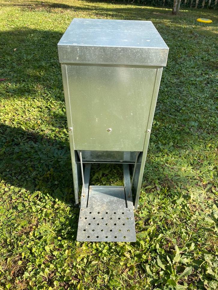 Mangeoire/distributeur de graines à pedale pour poules, Dieren en Toebehoren, Pluimvee | Toebehoren, Zo goed als nieuw, Drinken en Voederen