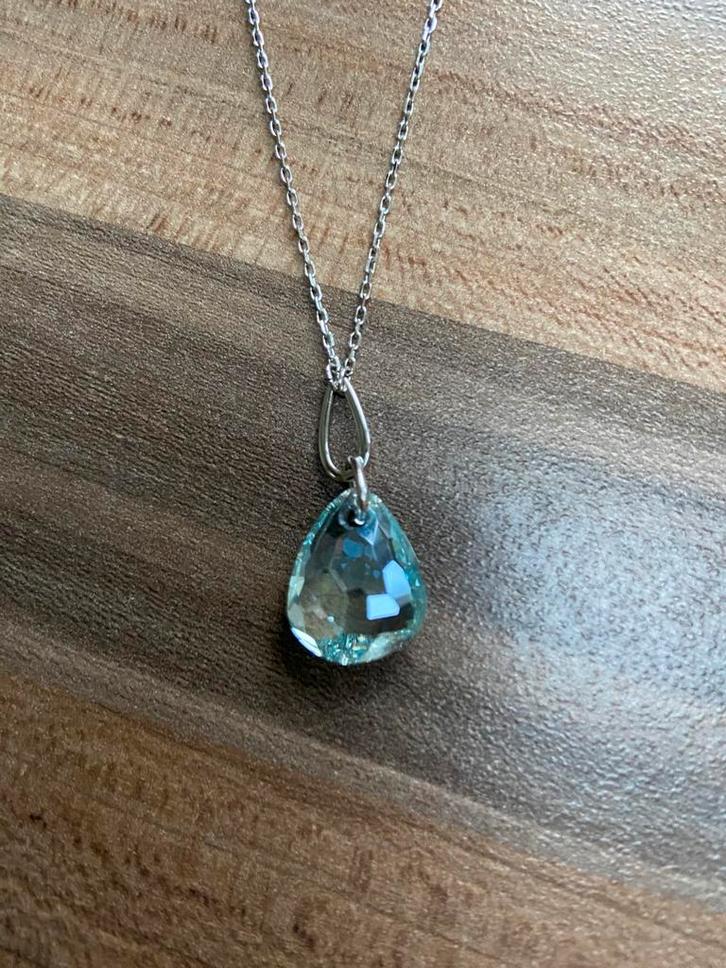 Halsketting met lichtblauw hangertje van Swarovski, Handtassen en Accessoires, Kettingen, Zo goed als nieuw, Blauw, Ophalen