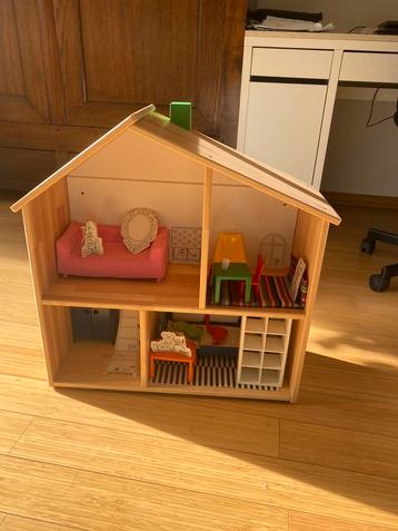 Maison de poupées avec petits mobiliers beschikbaar voor biedingen