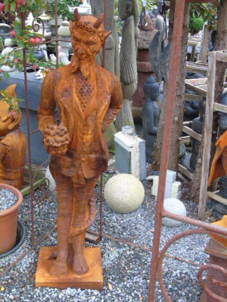 Staande roestige gietijzeren sater of duivel., Tuin en Terras, Tuinbeelden, Nieuw, Overige typen, Metaal, Ophalen