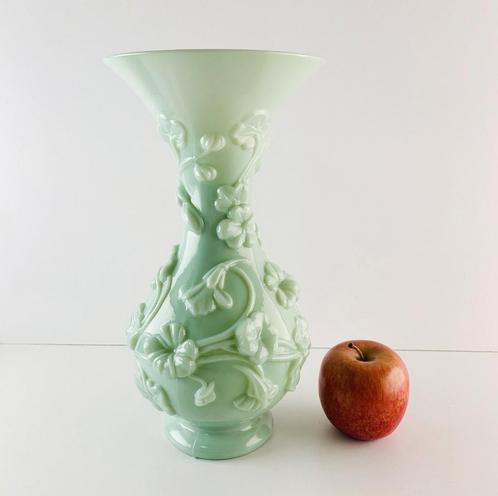 Antiek Lichtgroen Opaline vaas met bloemen in relief, Antiek en Kunst, Antiek | Vazen, Ophalen of Verzenden