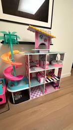 Prachtig poppenhuis met buitenzwembad, Ophalen, Zo goed als nieuw, Poppenhuis