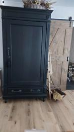 Zwarte landelijke kast, Ophalen