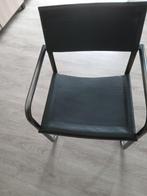 A vendre: deux chaises en cuir: 30 euros, Huis en Inrichting, Stoelen, Twee, Gebruikt, Metaal, Moderne