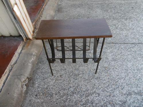 krantenrekje met bankje, en plaats voor 3 wijnflessen, Antiek en Kunst, Curiosa en Brocante, Ophalen