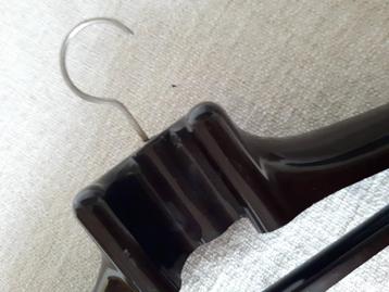 Vintage bakeliet kleerhangers (PORTABI, Vynckier Gent) beschikbaar voor biedingen