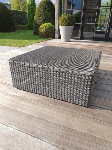 Wicker lounge tafel vierkant beschikbaar voor biedingen